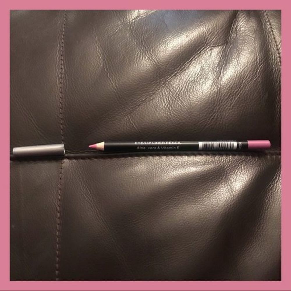 *30off3* New M.A.C. Eye/Lipliner Aloe Vera & Vitamin E